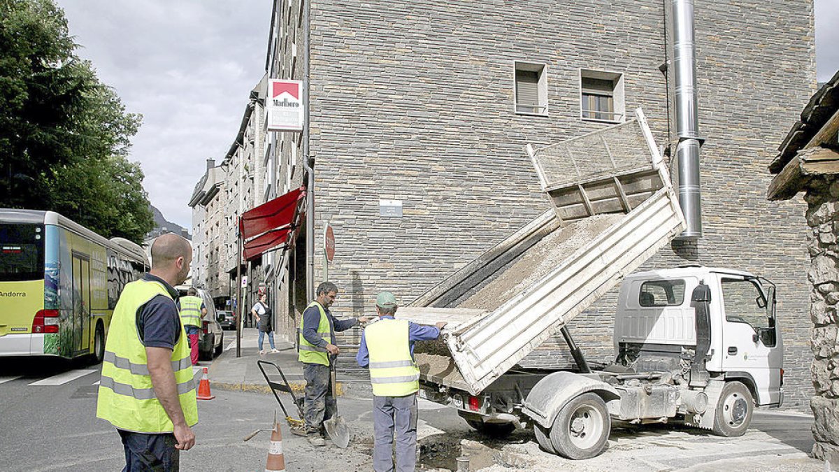 Sis hores sense aigua per un tall a Santa Coloma