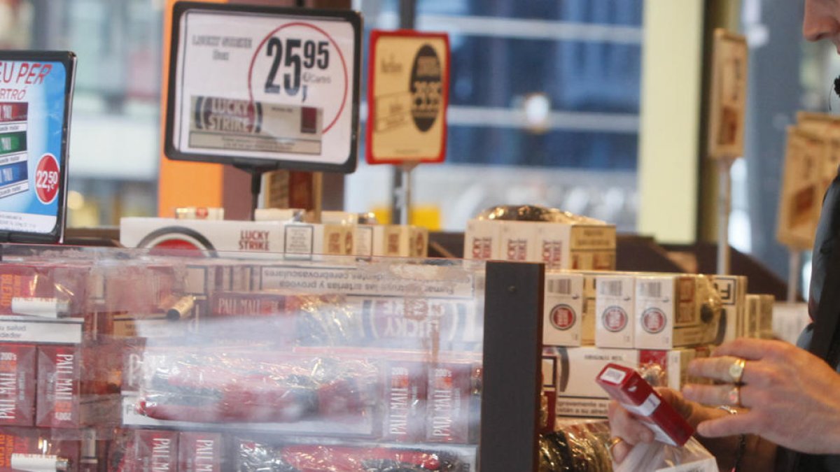 La recaptació per la taxa al tabac cau per sisè més seguit