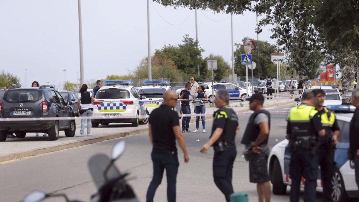 Dos policies locals, ferits a Gavà en un tiroteig