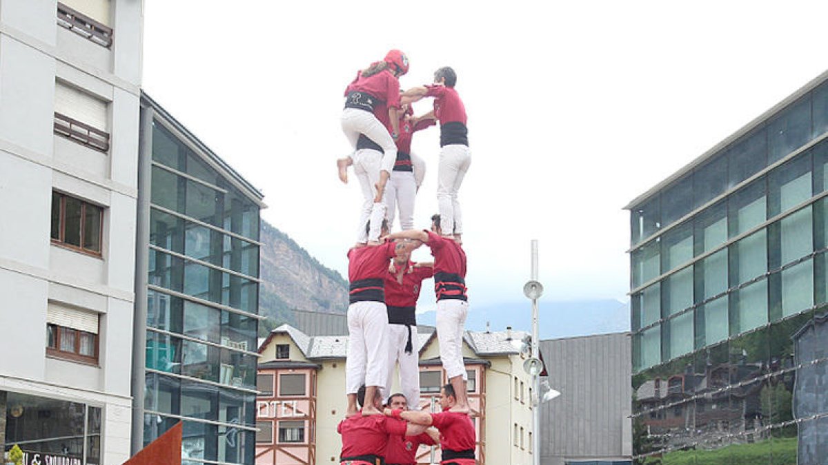 Els castellers proven el 3 de 7 a la festa del roser