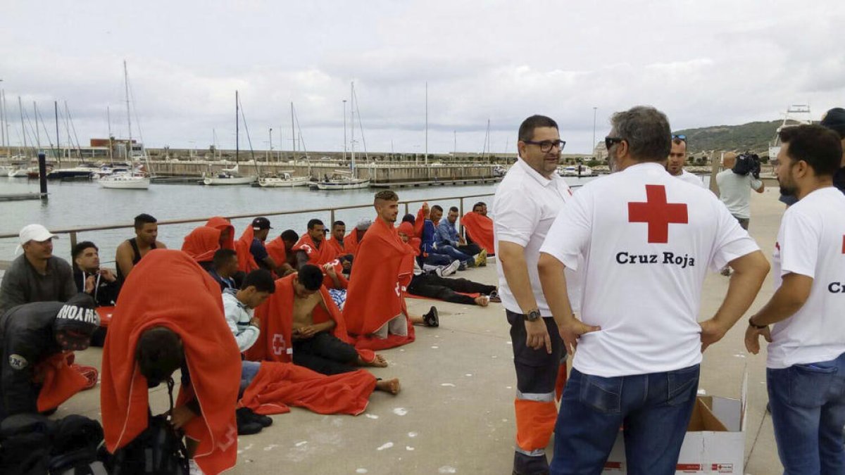 Creu Roja atén 45 persones que anaven en pastera