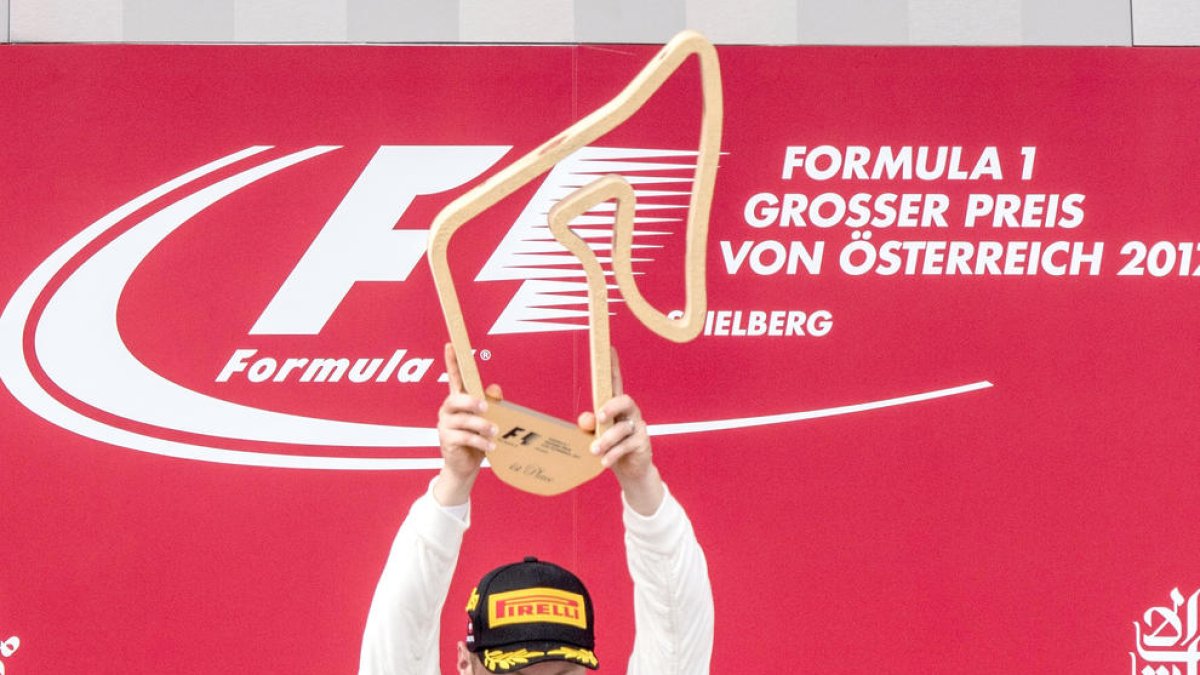 Valtteri Bottas venç a Spielberg i Kvyat provoca l'abandó d'Alonso