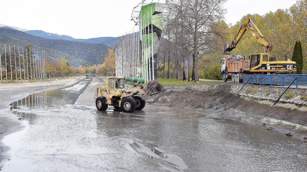 Buidat el canal del Parc del Segre per fer-hi manteniment