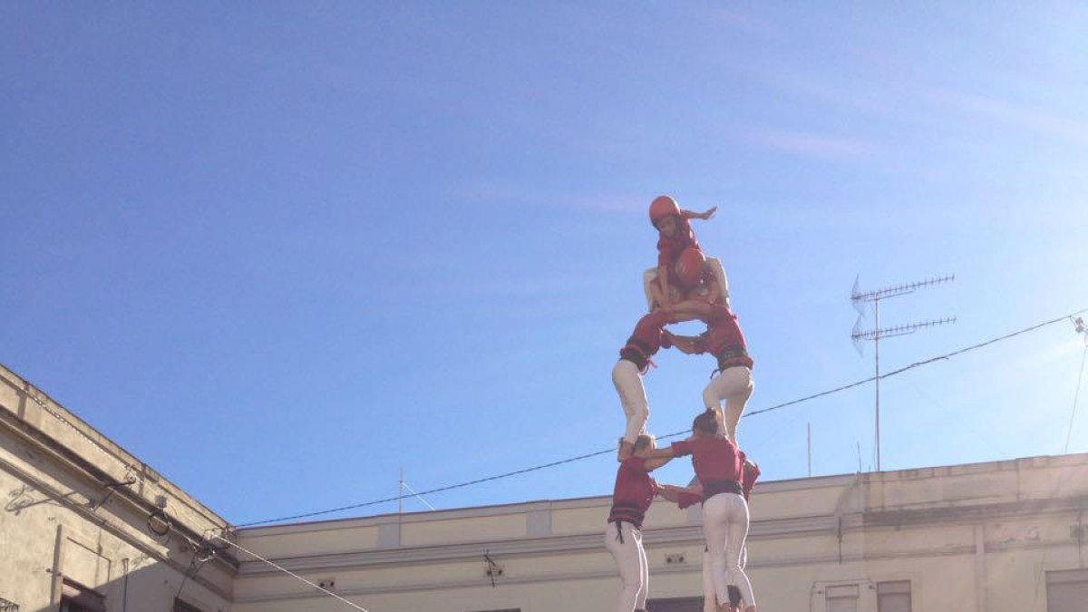 Els castellers carreguen el primer tres de set