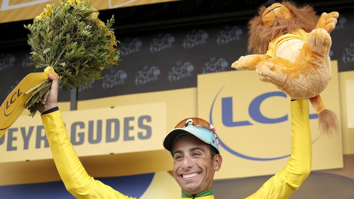 Fabio Aru sorprèn Chris Froome i se situa líder