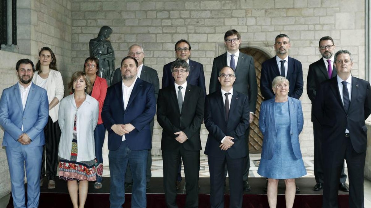 Carles Puigdemont relleva tres consellers del PDeCAT del govern