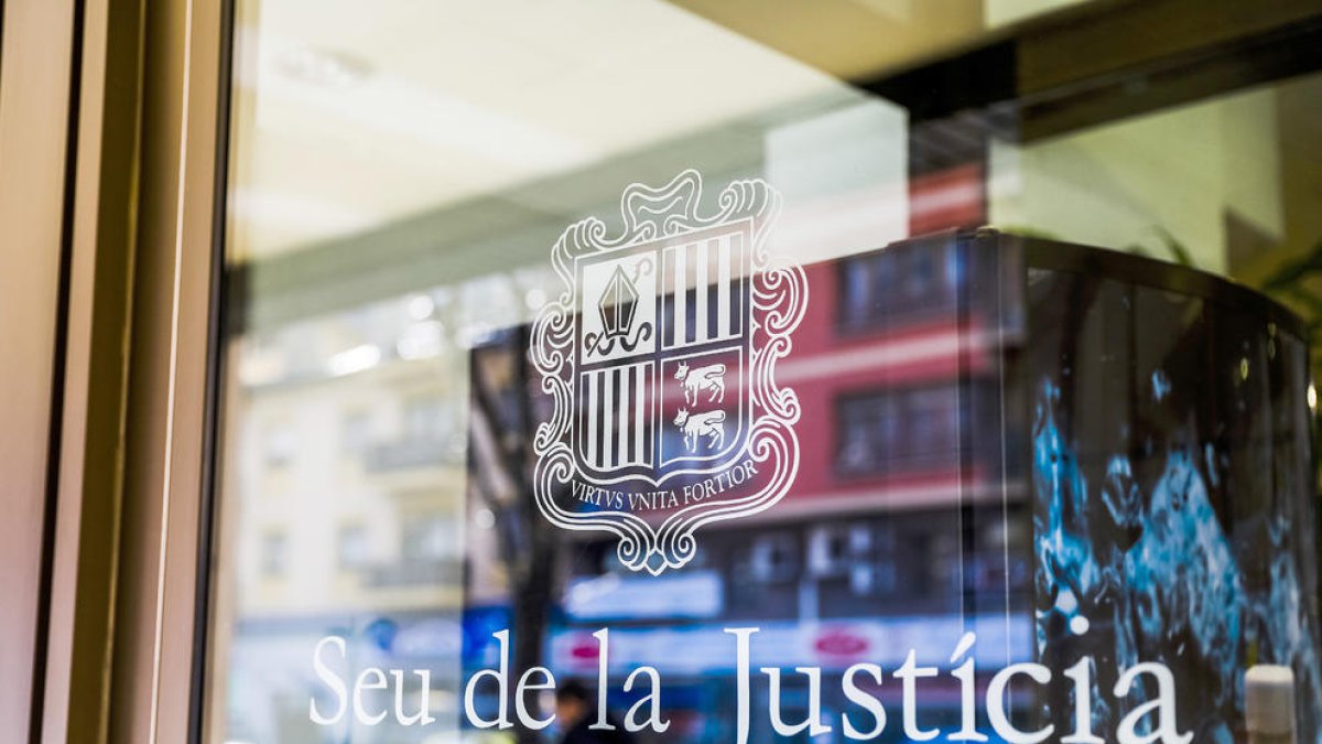 El Superior rebaixa en quatre anys i mig la pena per violar la filla