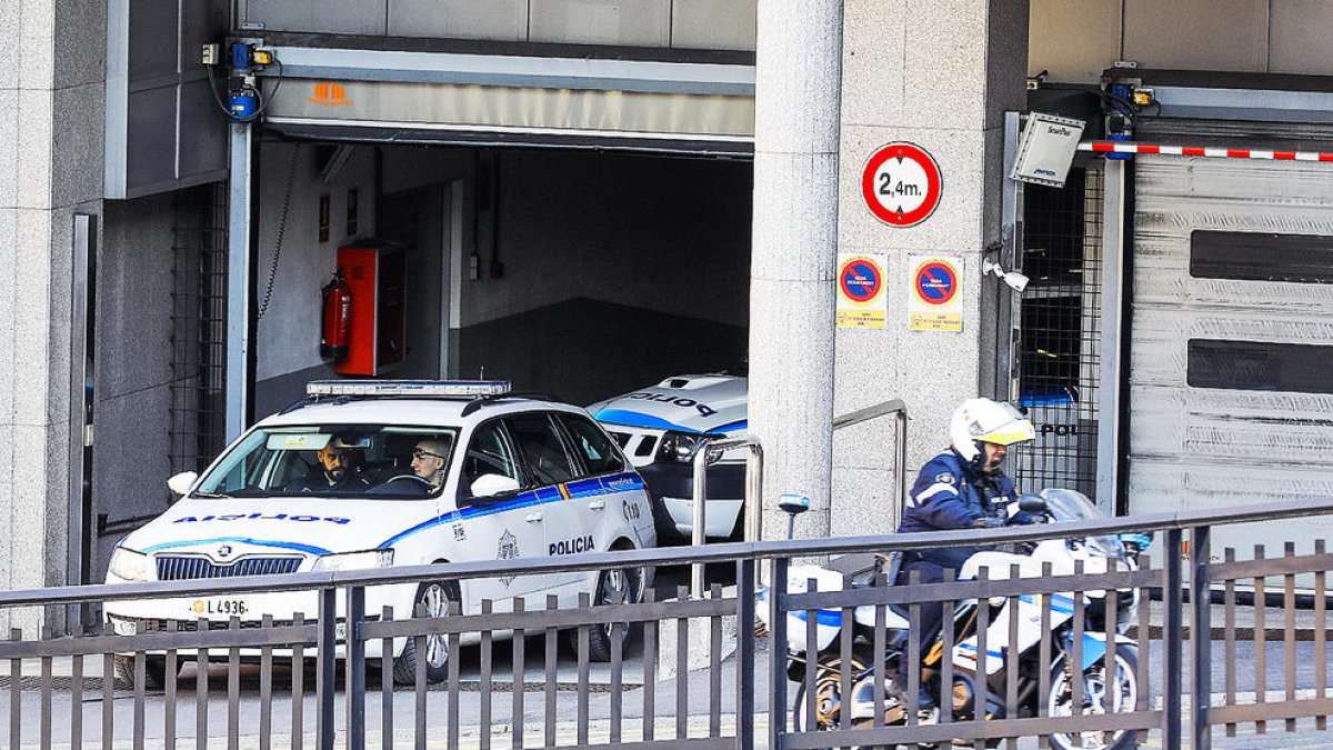 La policia deté un home per amenaçar amb ganivet la seva parella i el fill d'ella