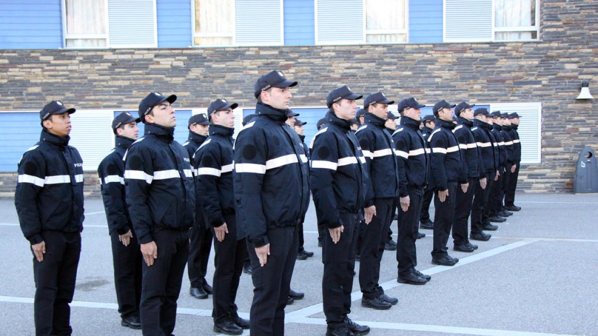 La promoció més nombrosa de la història de la policia augmentarà les patrulles de carrer
