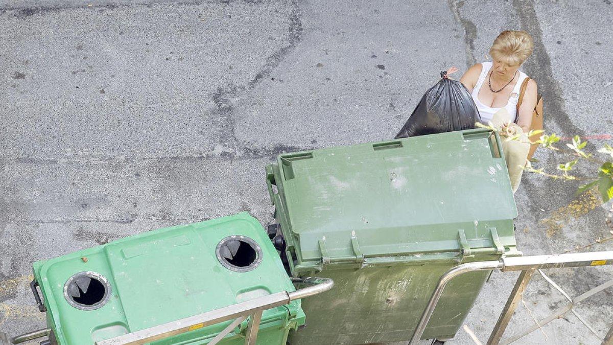 Marsol es planteja treure contenidors del carrer per l'excés de brossa