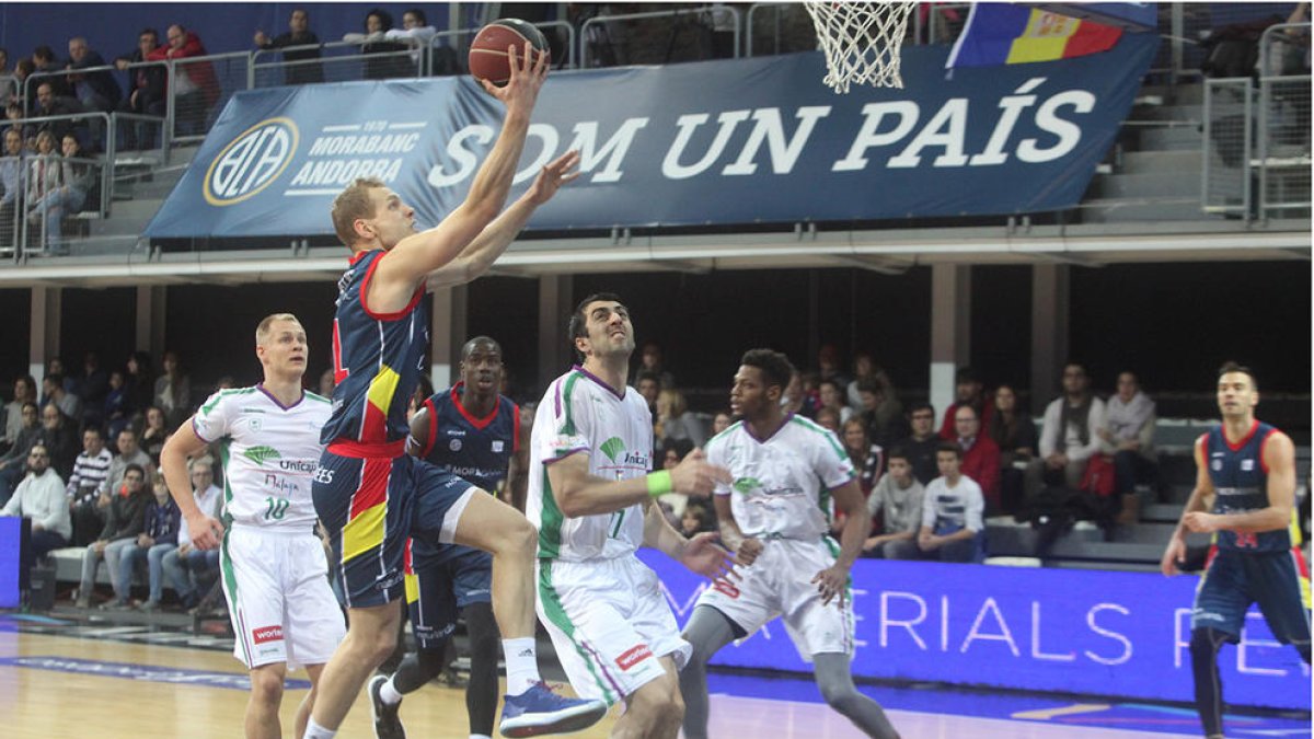 Jaka Blazic llança a cistella davant la presència de Giorgi Shermadini.