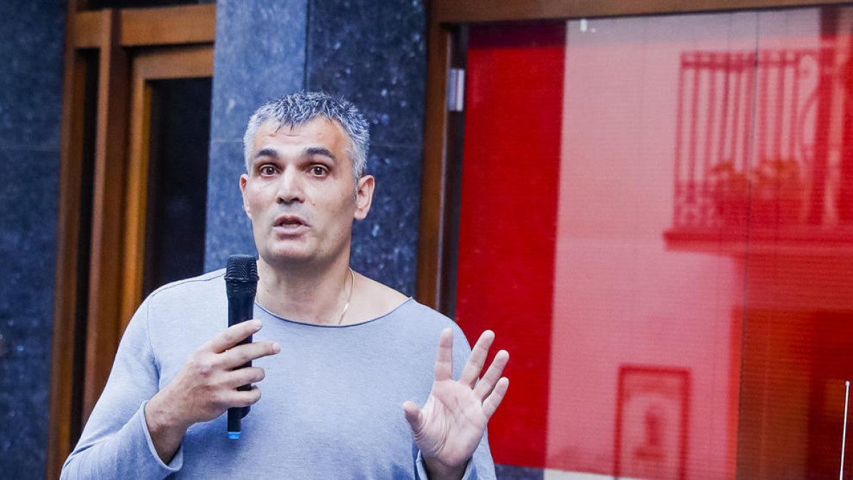 Detingut per maltractar el seu gos al mig del carrer