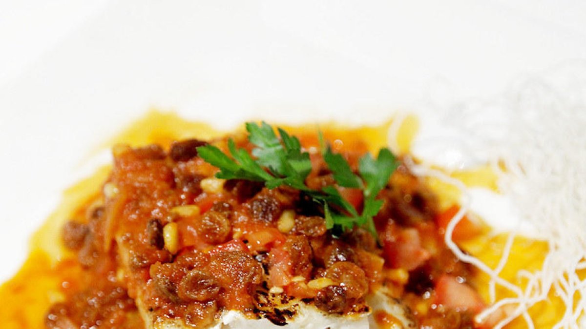Bacallà amb panses i pinyons