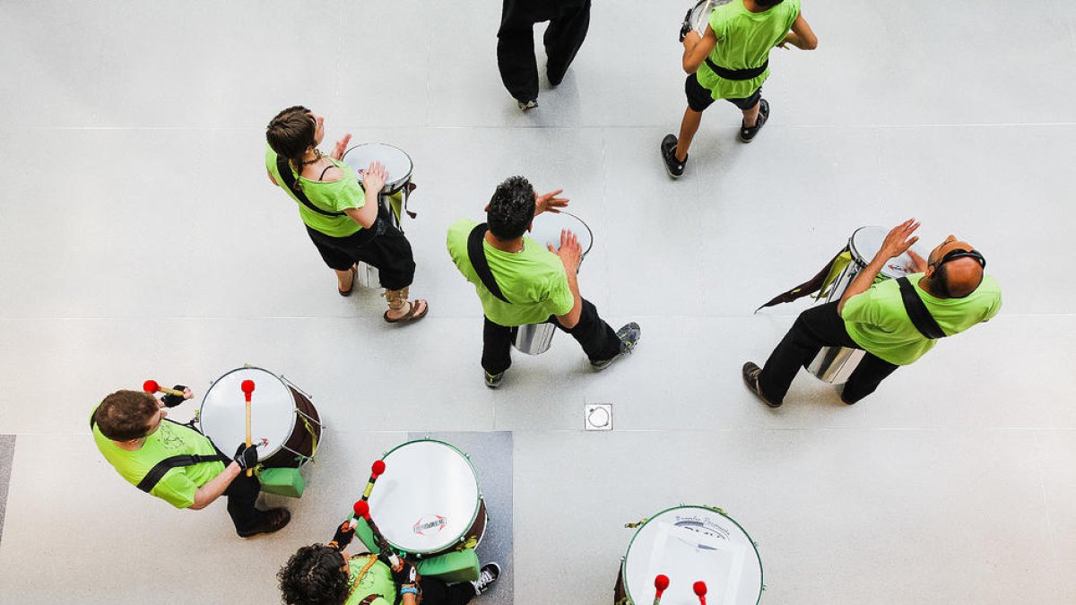 La festa major arrenca amb batucada i el mercat de bruixes
