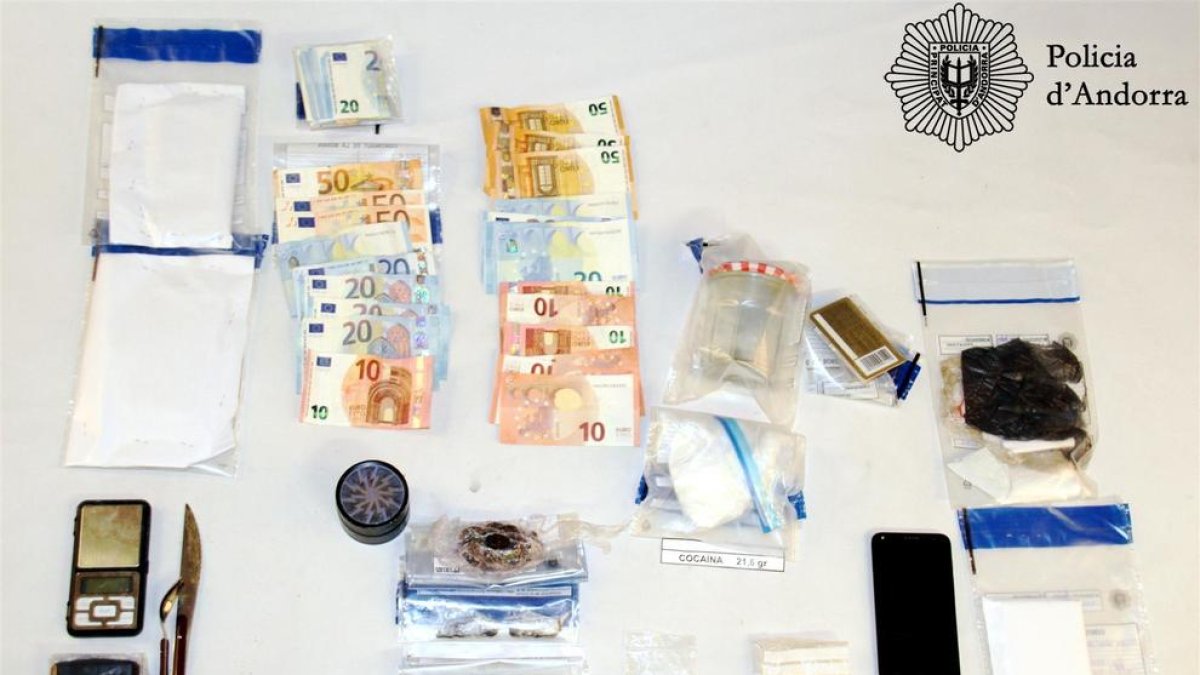 Cinc detinguts per portar cocaïna, LSD, Èxtasii i Haixix