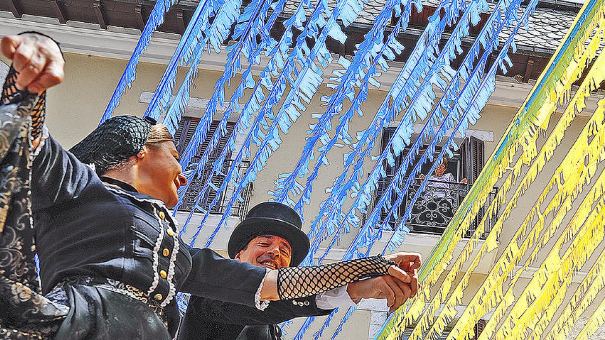 Més de dues-centes persones se sumen al ball de Santa Anna