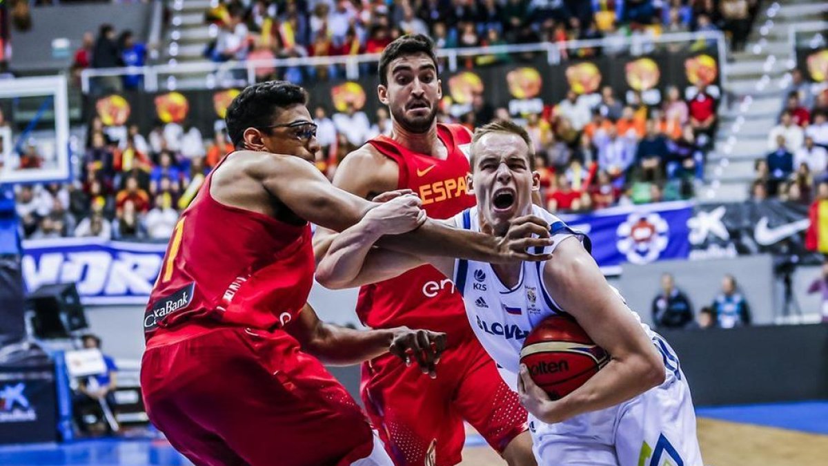 Espanya supera Eslovènia en un duel igualat i Polònia cau contra Lituània