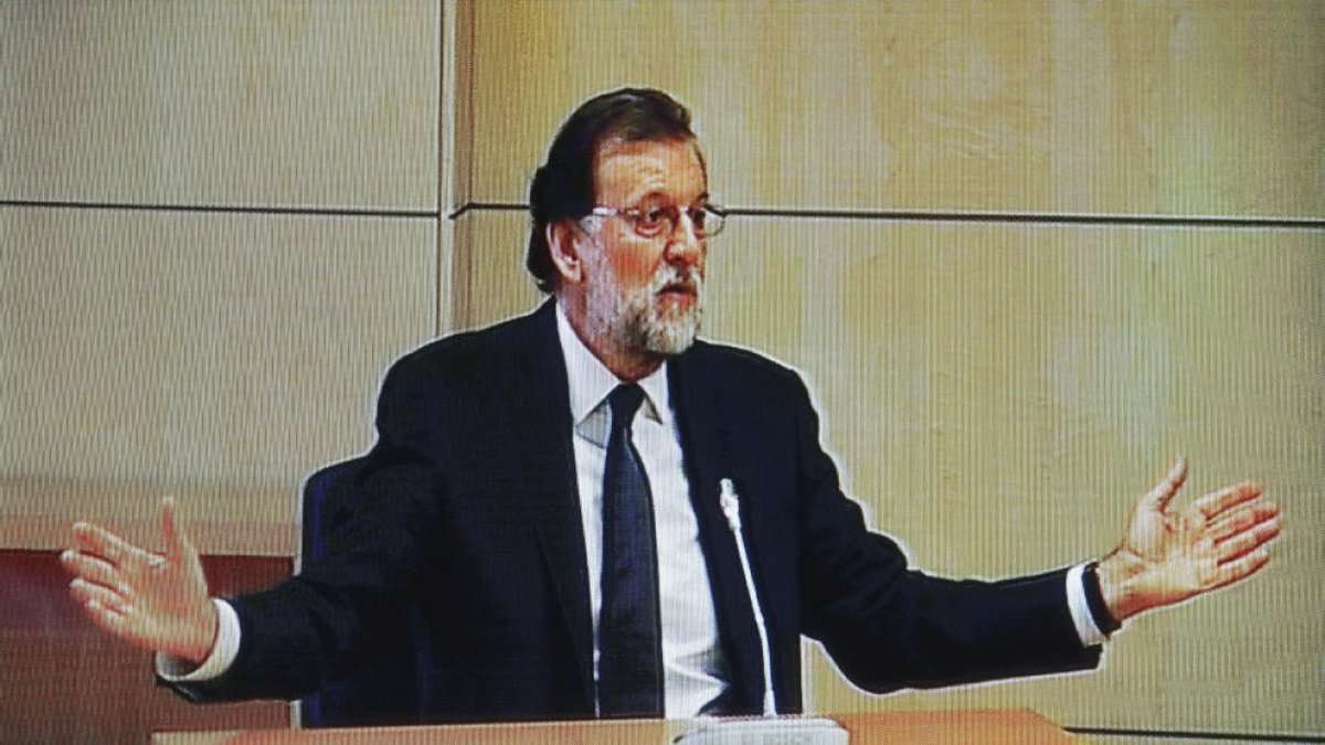 Rajoy diu que la seva funció al PP és política i nega conèixer una 'caixa B'