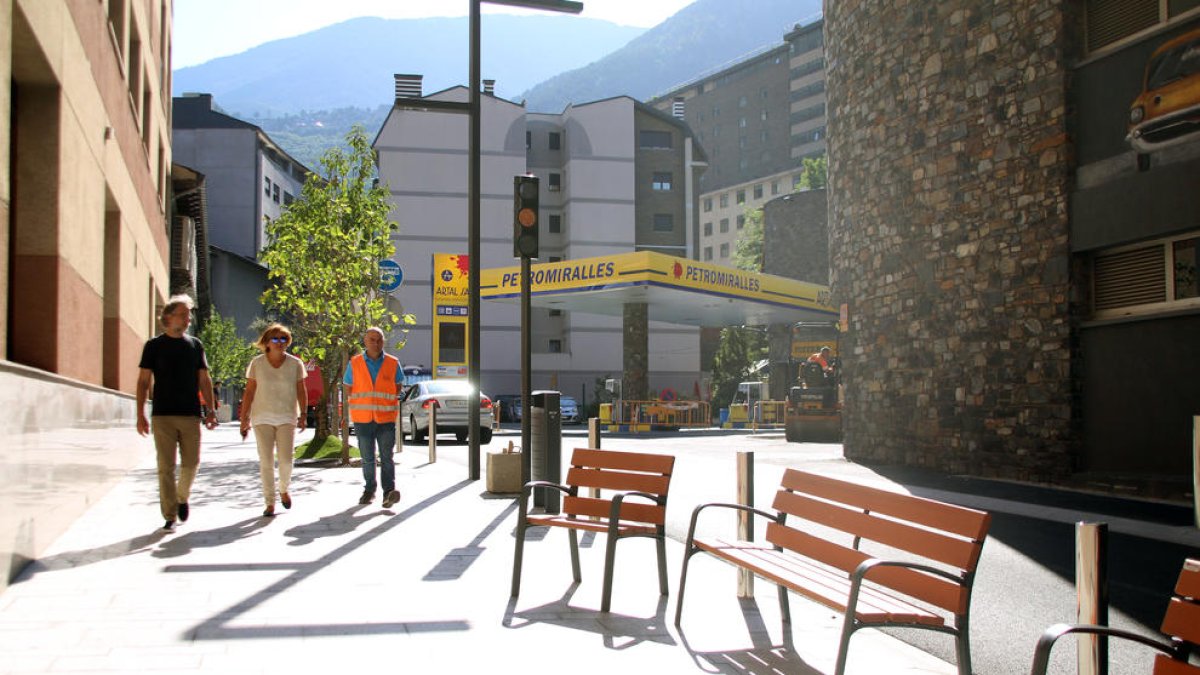 Obre a la circulació la renovada avinguda del Fener