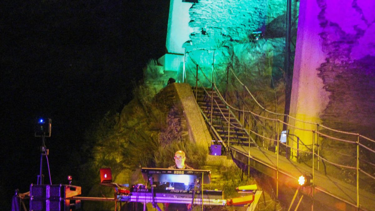 L'espectacle de música electrònica i llums a les Bons desborda les expectatives de públic