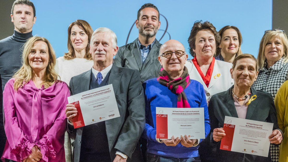 Premis, ponts i un llaç groc