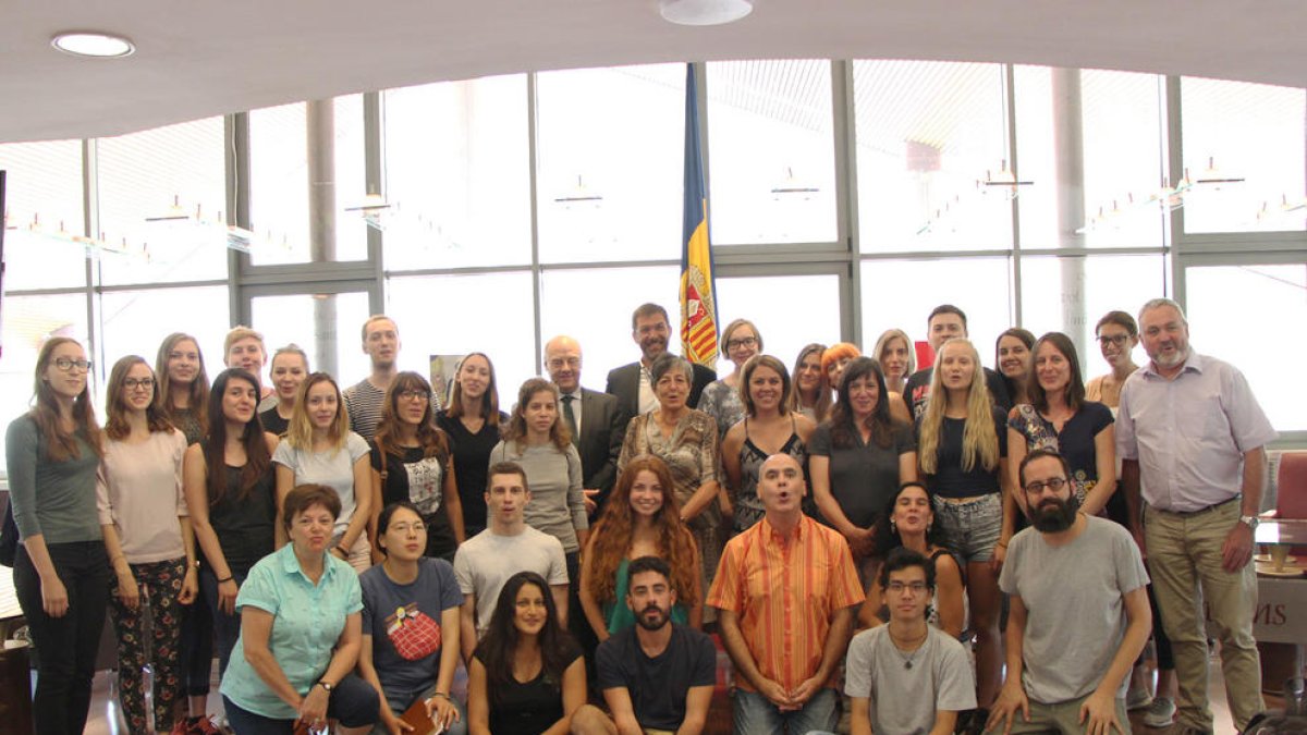 27 estudiants internacionals aixequen el teló del setzè Campus universitari de català