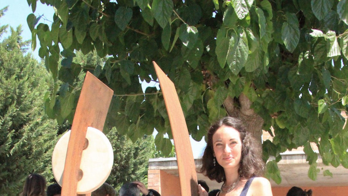 Escultura amb segell del país en honor als donants