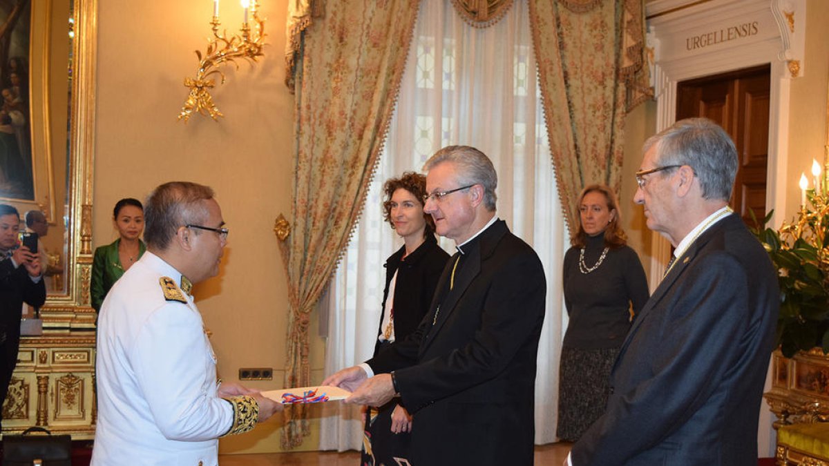 Vives atorga les credencials als ambaixadors acreditats