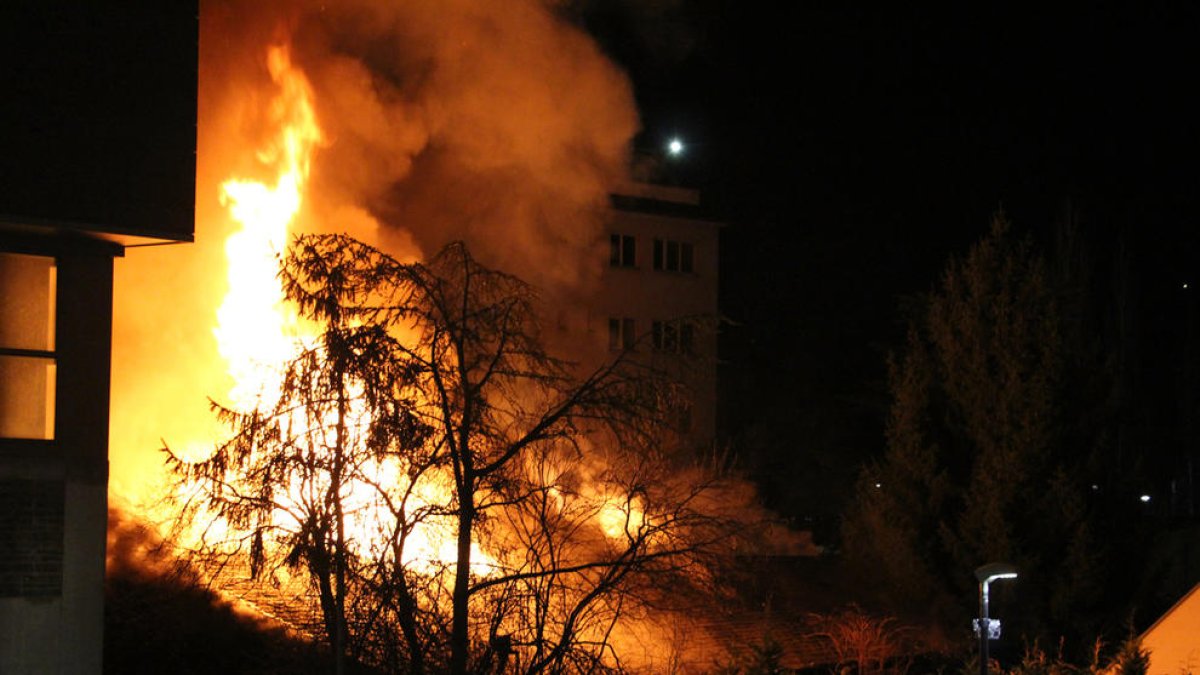 El risc d'incendis obliga a tancar les zones de barbacoa de parròquies baixes i a suspendre els focs artificials