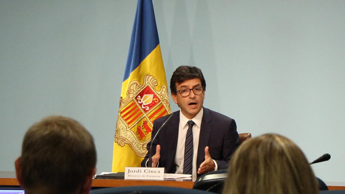 Dos centres comercials gestionaran les targetes de prepagament per a productes de primera necessitat