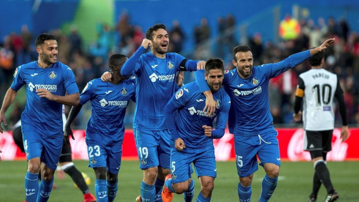 El València cau a Getafe i no aprofita l'empat del Barça