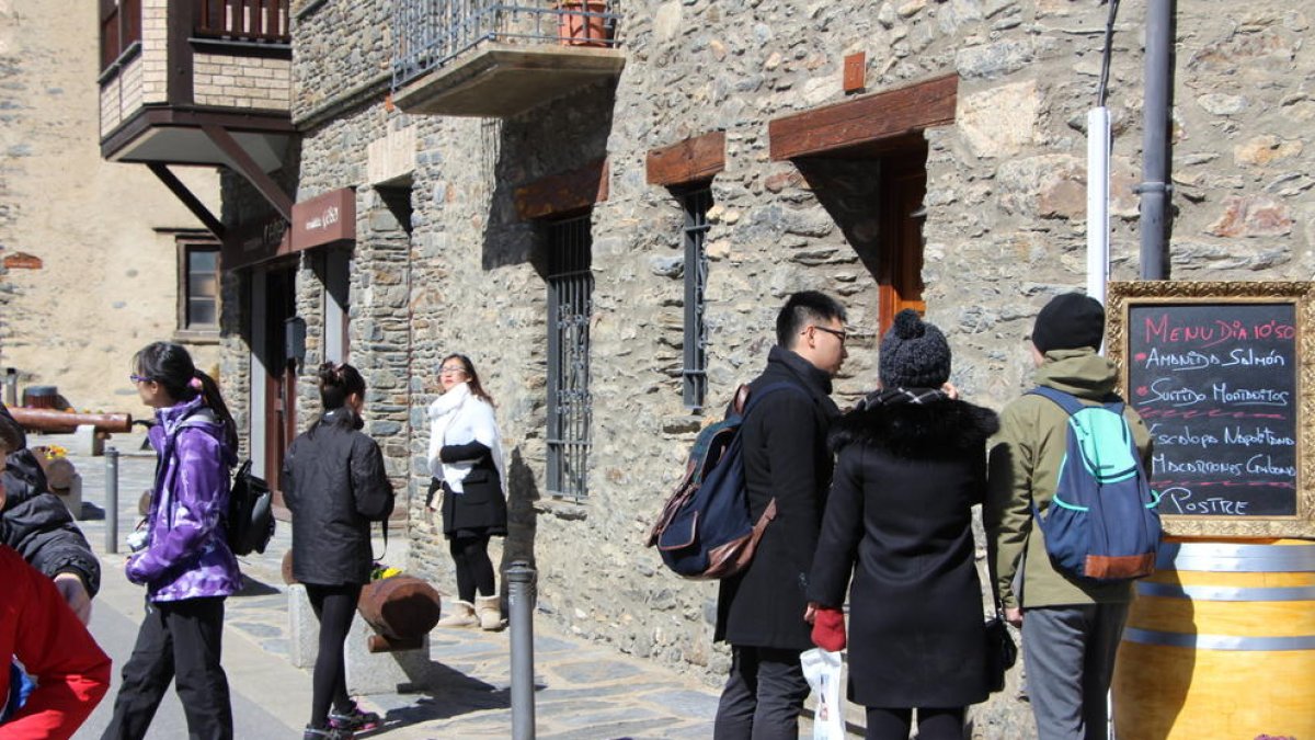 Millora de la senyalització per a vianants per fer més visibles els llocs d'interès