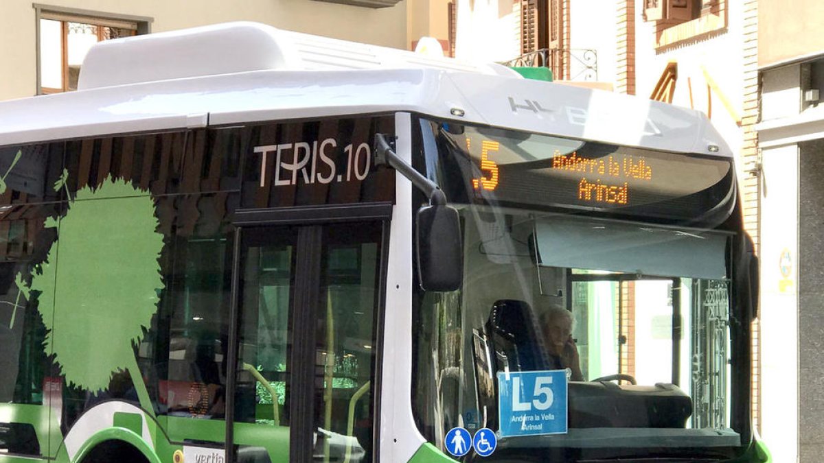 Polèmica per un bus regular amb matrícula espanyola