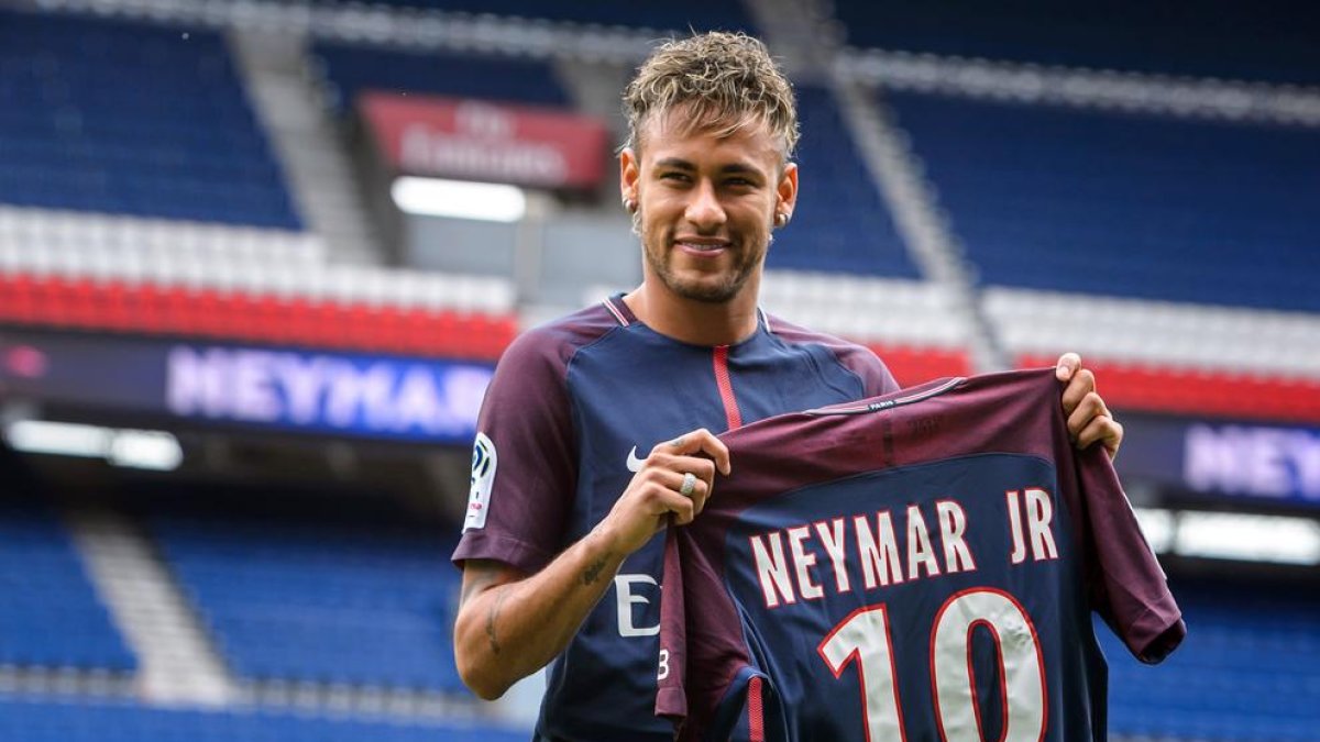 El brasiler Neymar ja llueix amb la samarreta del PSG