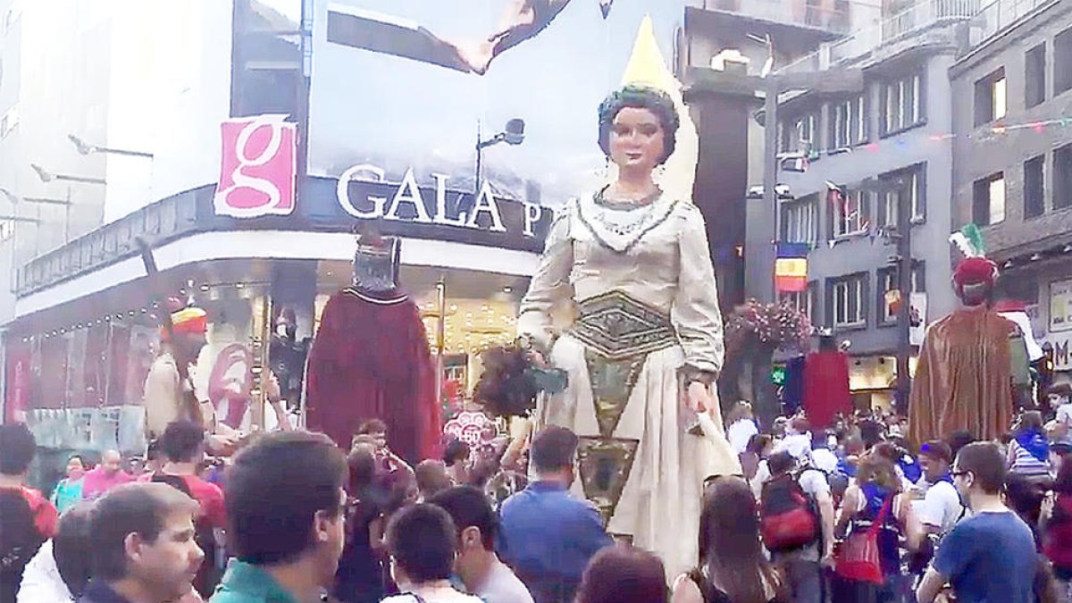 La cercavila de gegants aplega una multitud