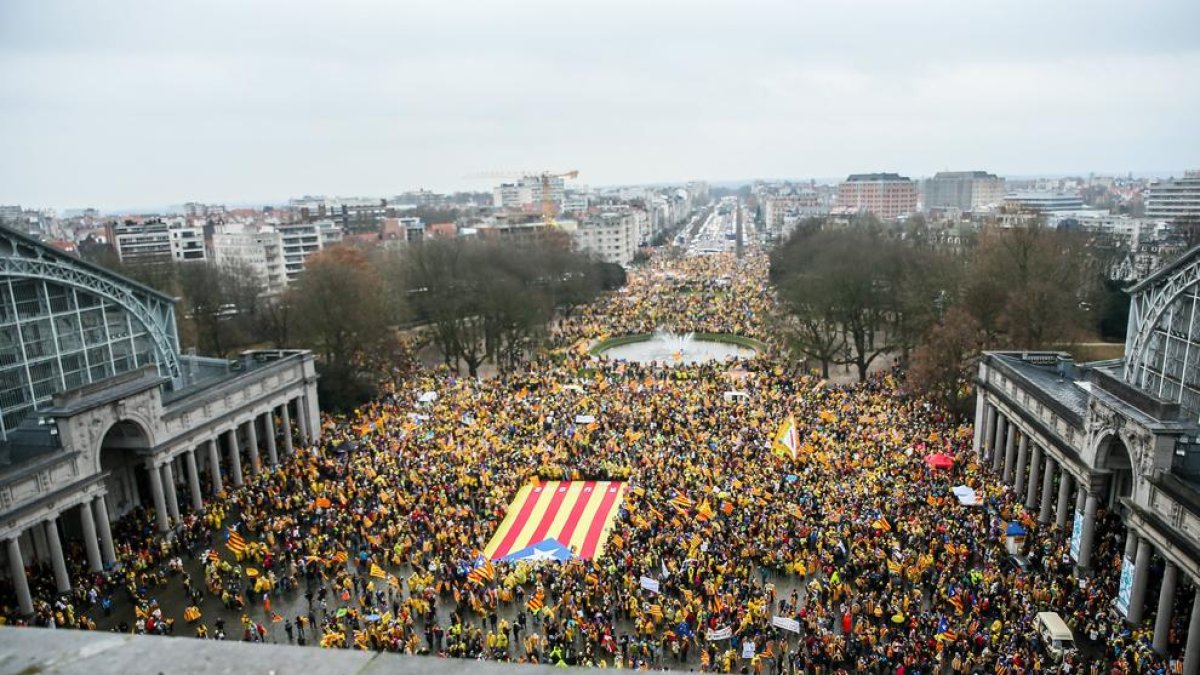 Puigdemont i Rovira lideren una multitudinària marxa a Brussel·les