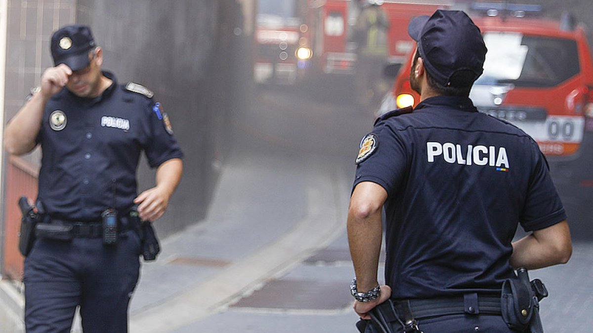 Detingut per atacar els agents amb un ganivet