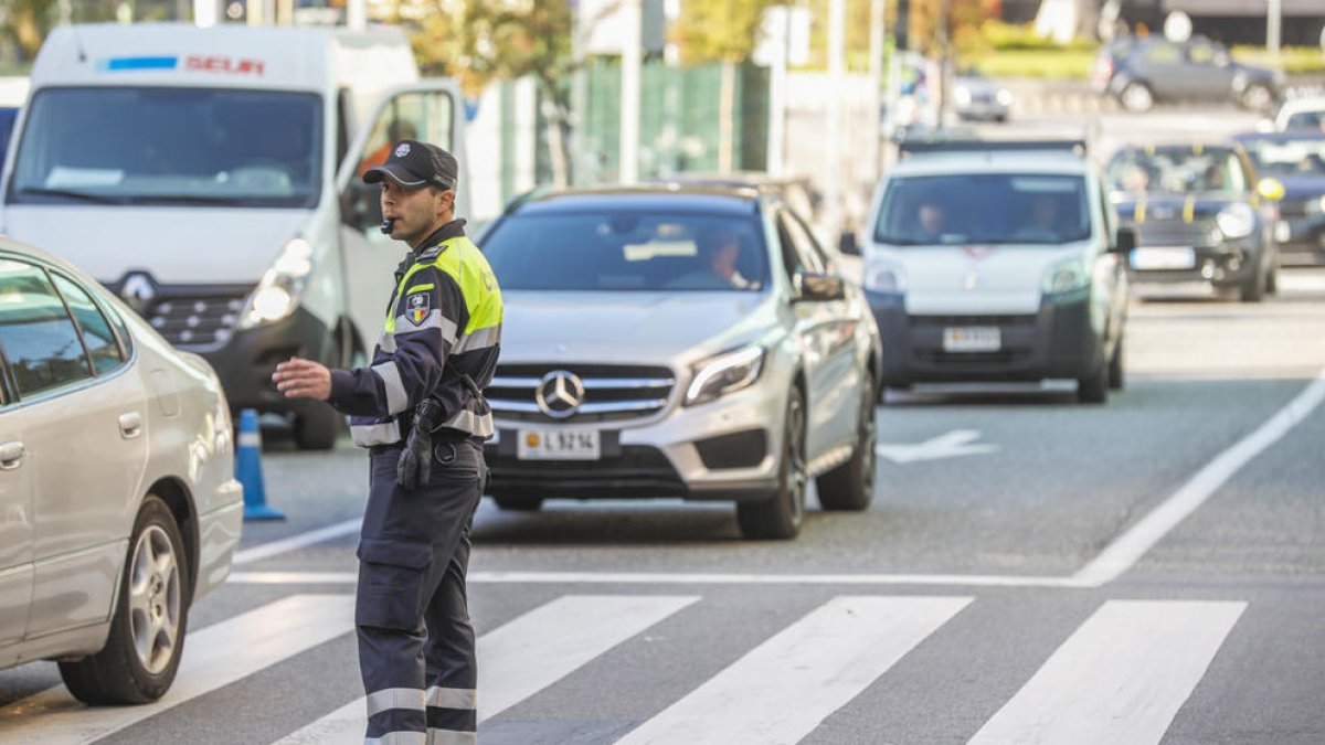 Cues de més de dos quilòmetres per sortir cap a Espanya