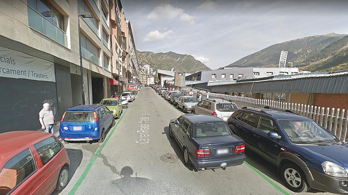 Danys als retrovisors en una desena de vehicles a la capital