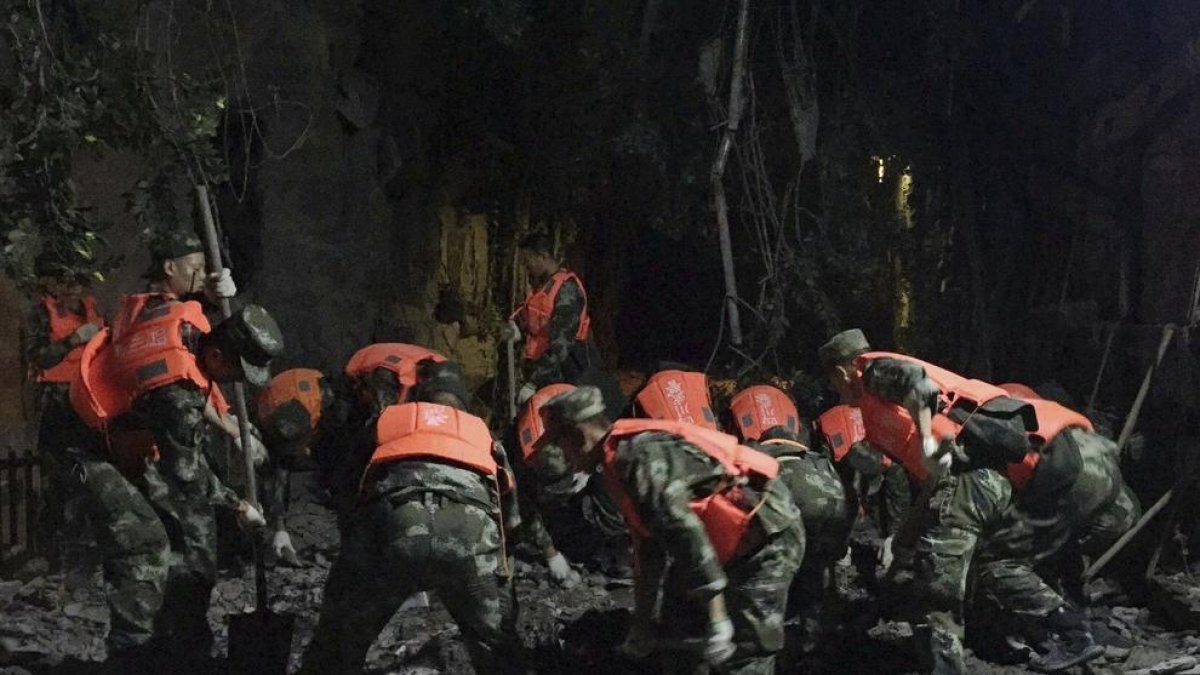 Dos terratrèmols causen 19 morts a la Xina