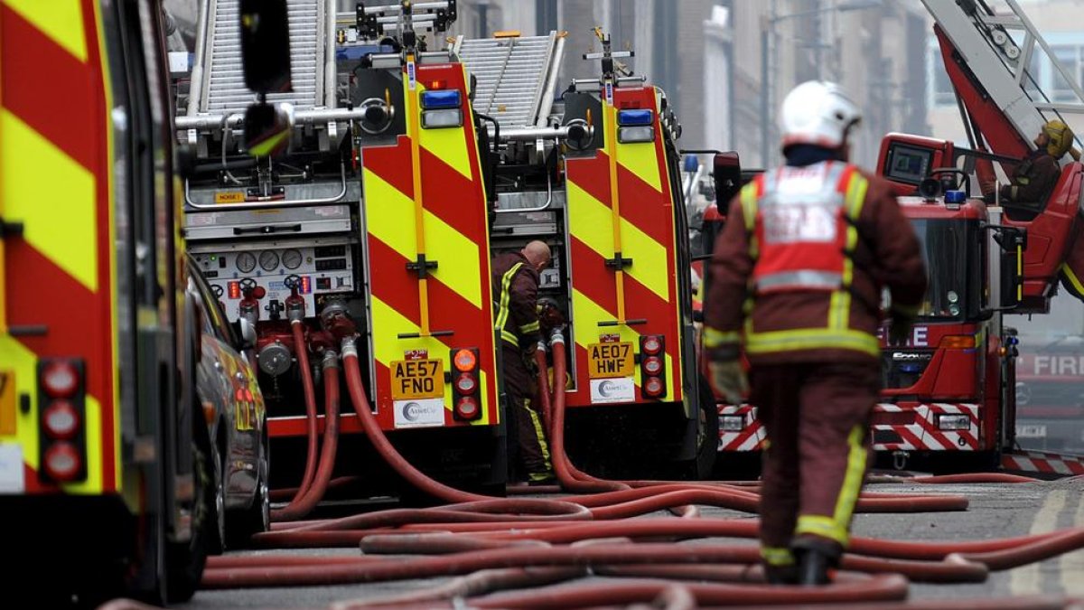 Nou ferits en encastar-se un autobús en un aparador
