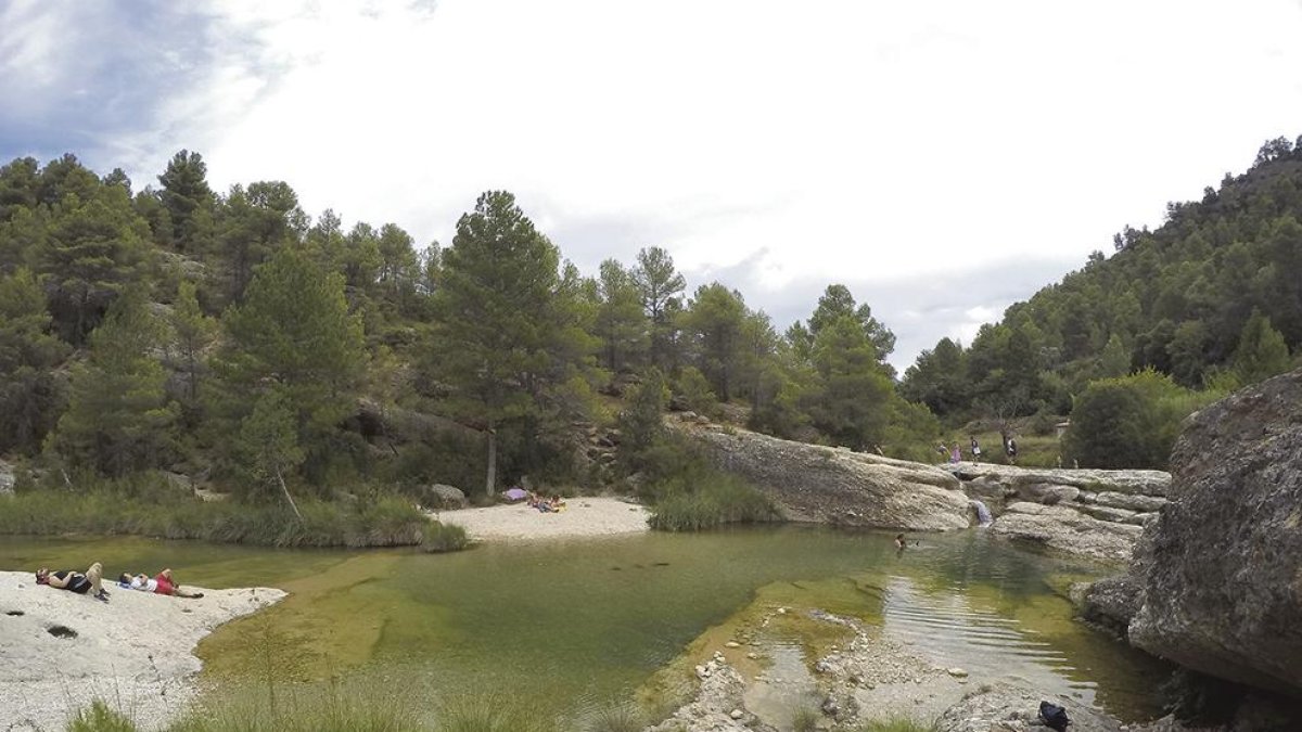 L'aigua entre les roques