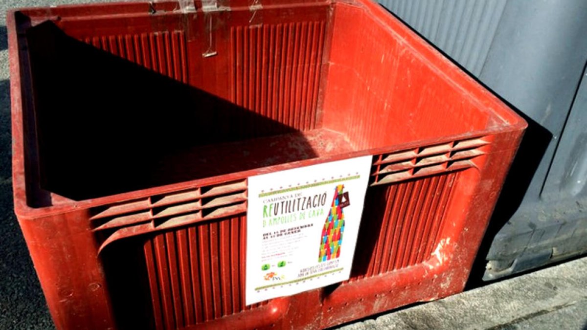 El comú habilita diferents punts de recollida d'ampolles de cava per reutilitzar-les