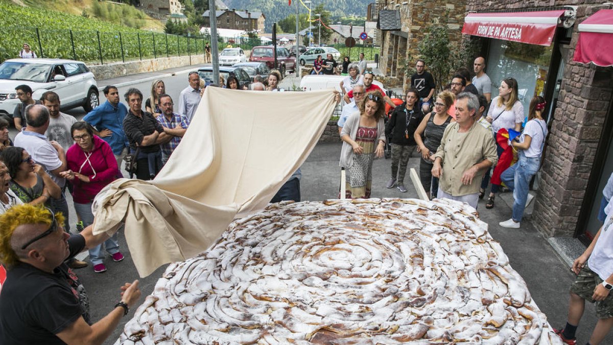 Una ensaïmada gegant per endolcir l'aldosa
