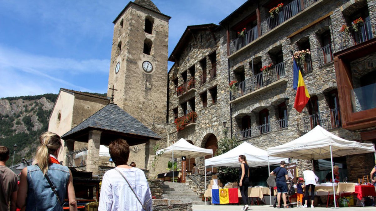 Mercat artesanal al carrer Major d'Ordino