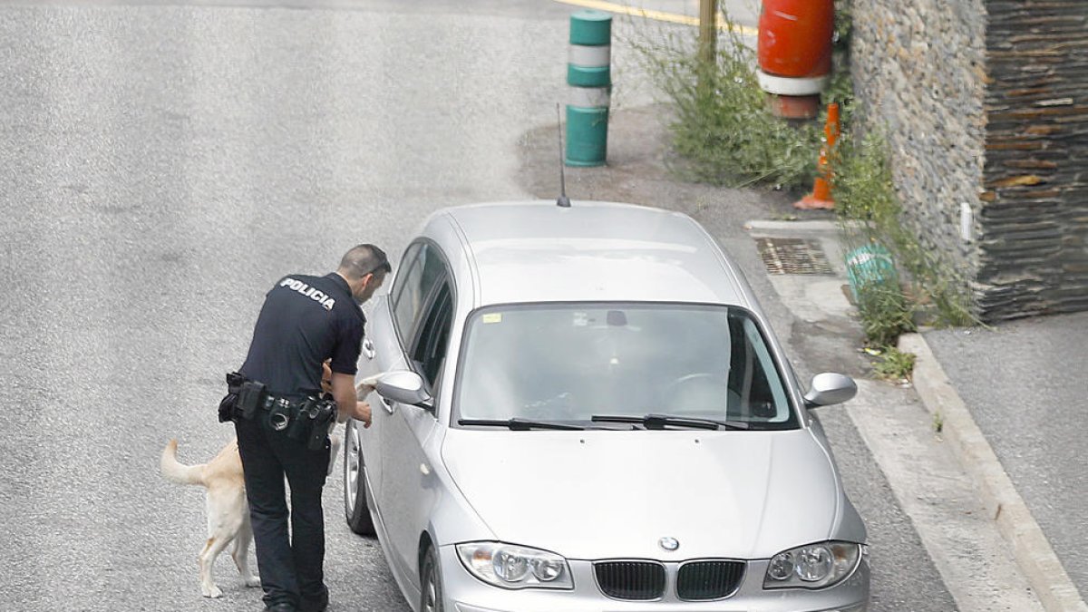 Dues persones arrestades per robar 22 cartons de tabac