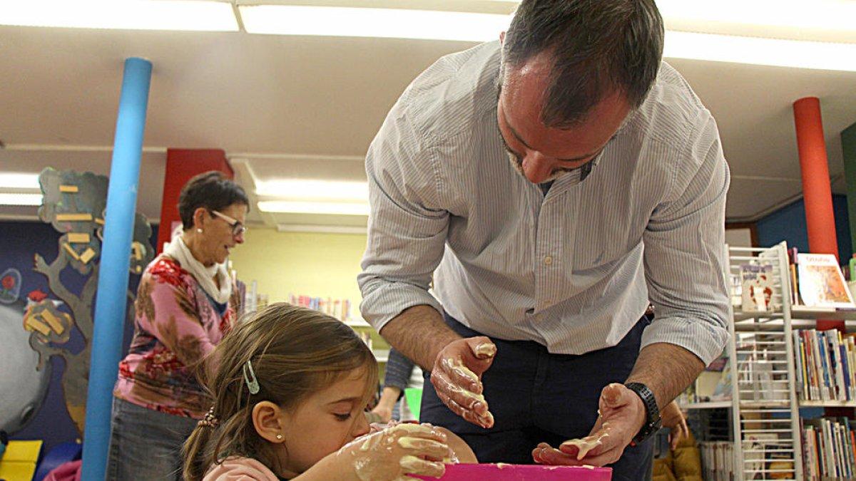 Una trentena de persones cuinen galetes de Nadal