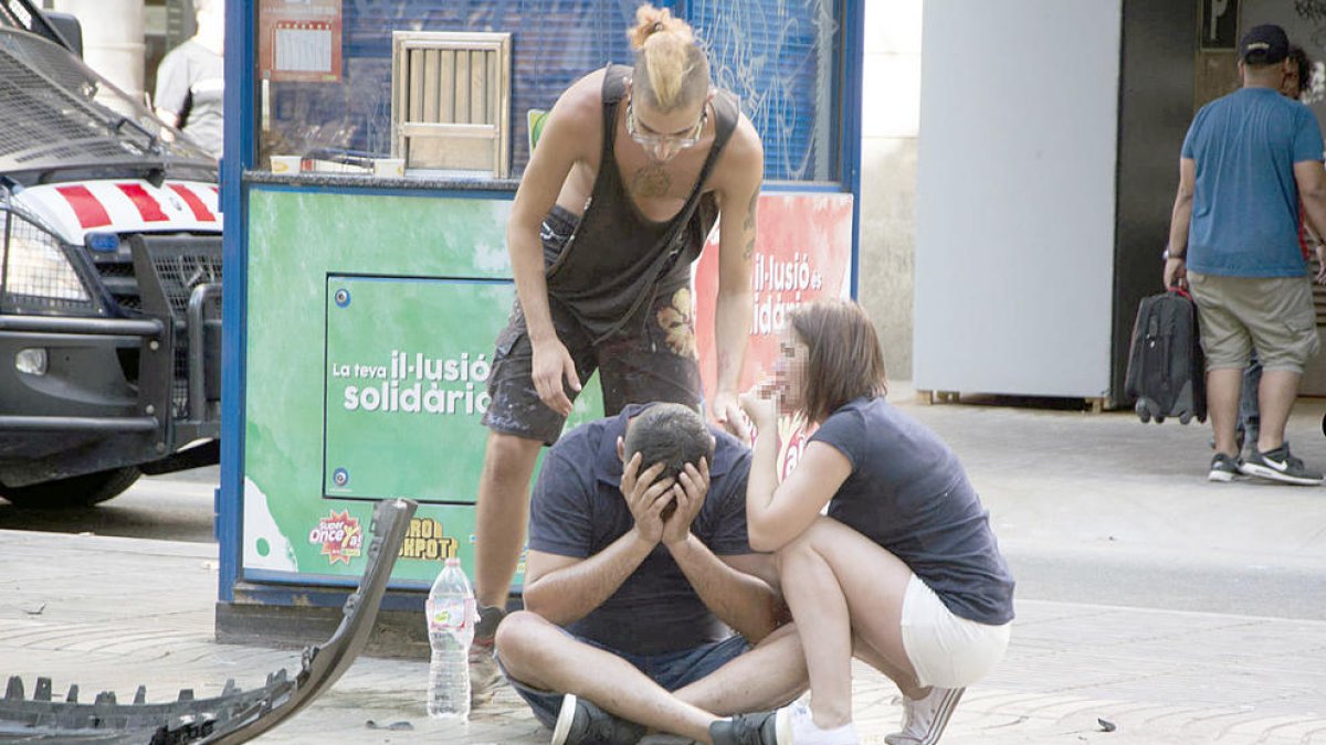 Almenys 13 morts i un centenar de ferits