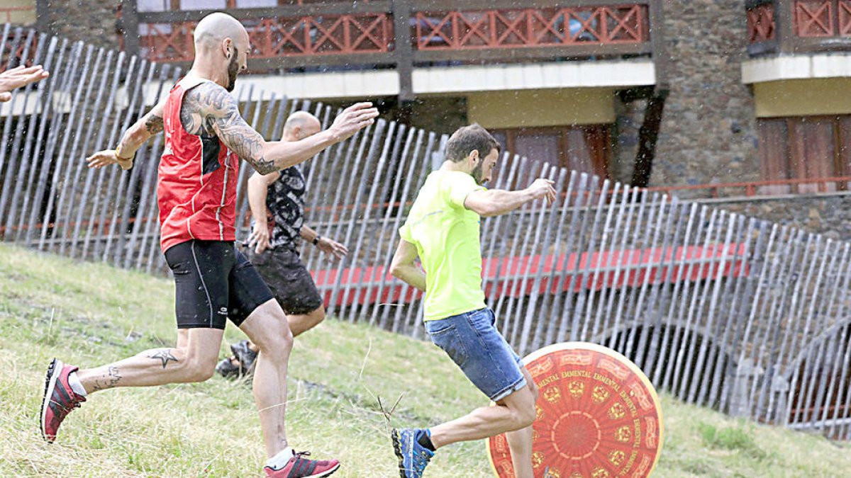 Arinsal acull un molt participat concurs d'atrapar formatges entre caigudes i rialles