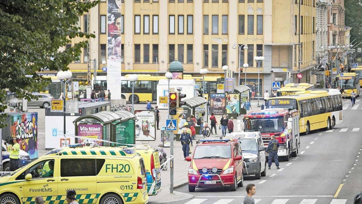 Dos morts i sis ferits després d'un apunyalament al carrer a Finlàndia